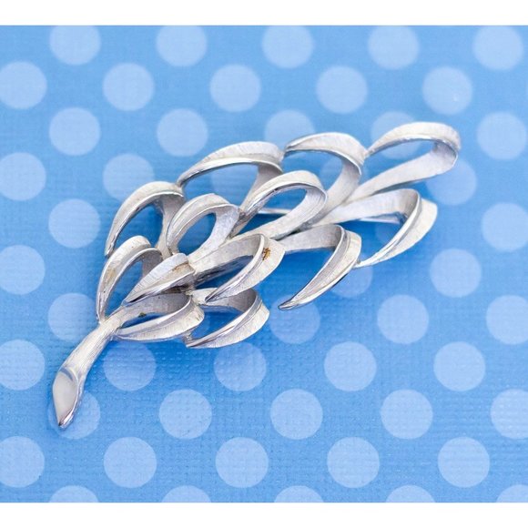 Vintage Silver Leaf Brooch by Crown Trifari - M25 - Picture 1 of 2